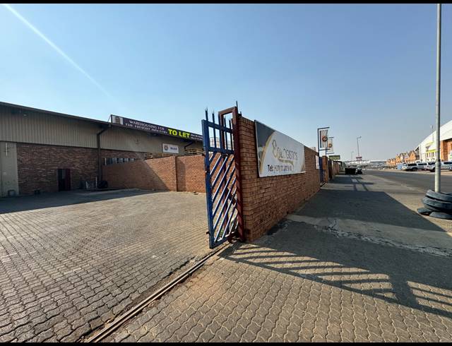 950M² WAREHOUSE TO LET IN JET PARK